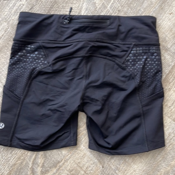 VEUC Lululemon black shorts size 6 - Picture 2 of 6